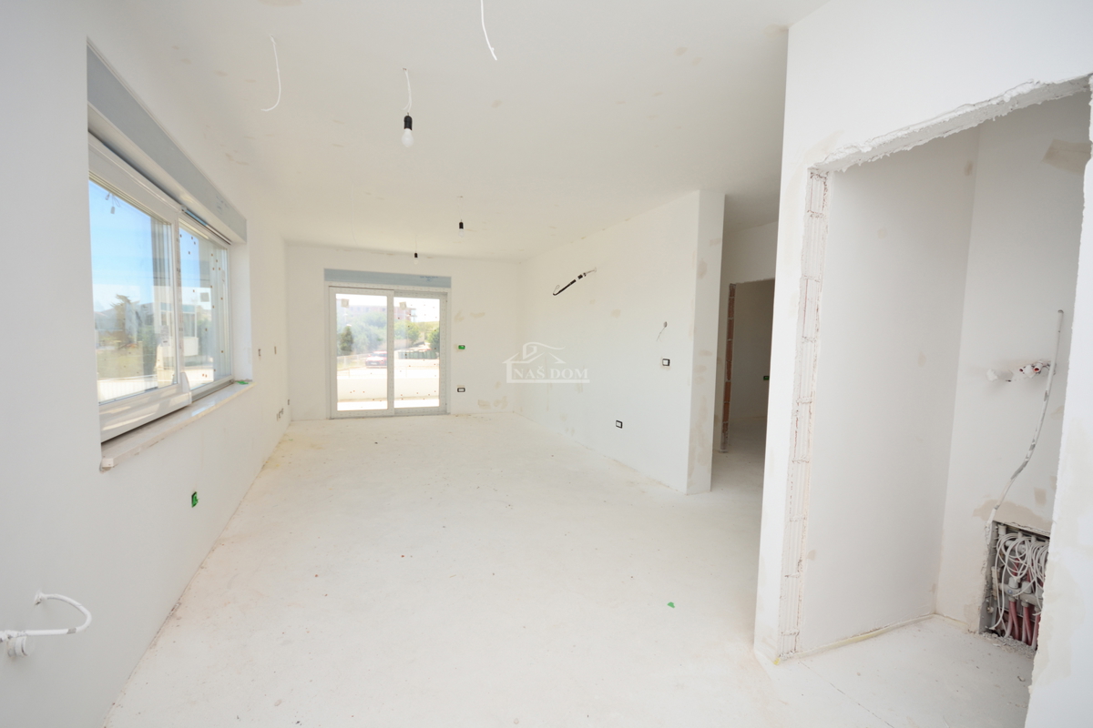 Vodice - Stanovanje S3 v prvem nadstropju s strešno teraso, pogled na morje