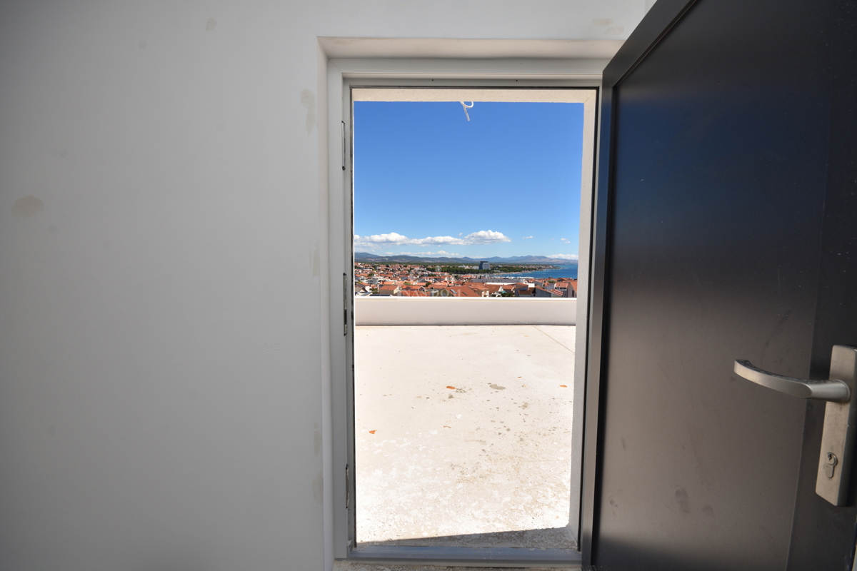 Vodice - Stanovanje S3 v prvem nadstropju s strešno teraso, pogled na morje