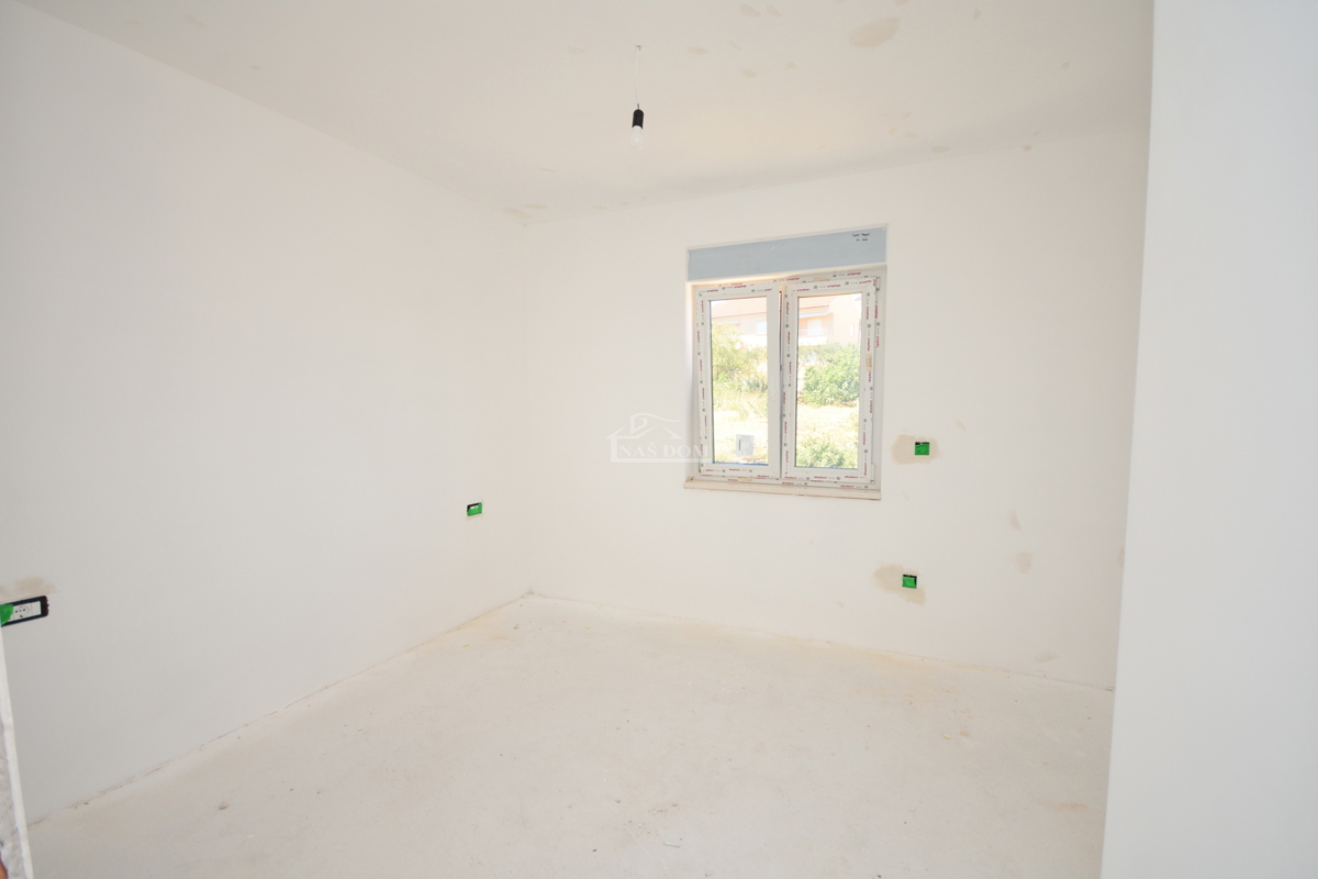 Vodice - Stanovanje S3 v prvem nadstropju s strešno teraso, pogled na morje