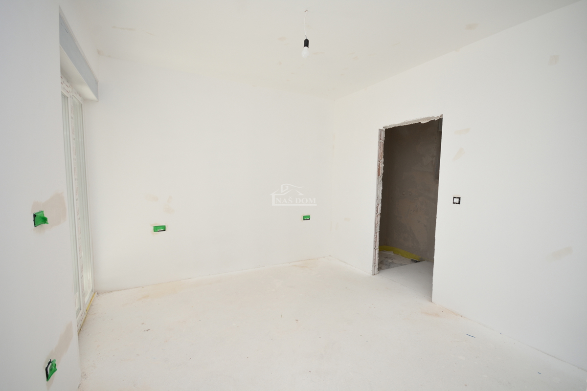 Vodice - Stanovanje S3 v prvem nadstropju s strešno teraso, pogled na morje