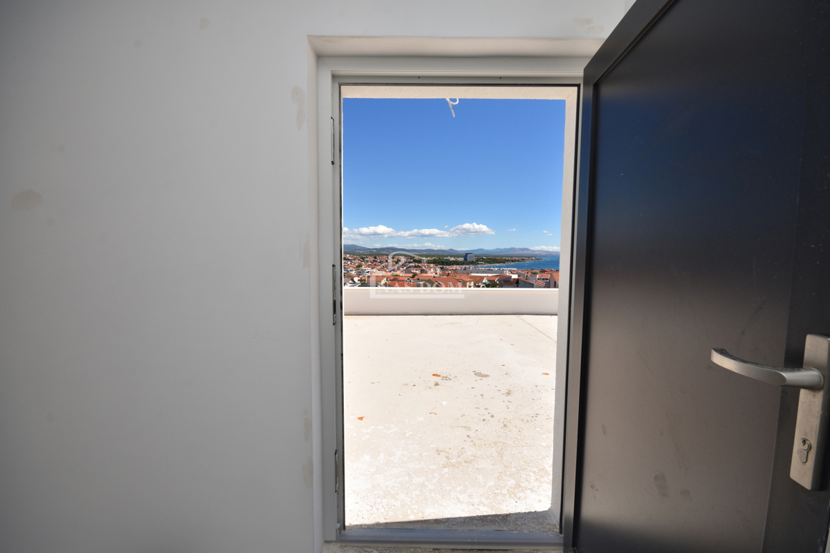 Vodice - Stanovanje S3 v prvem nadstropju s strešno teraso, pogled na morje