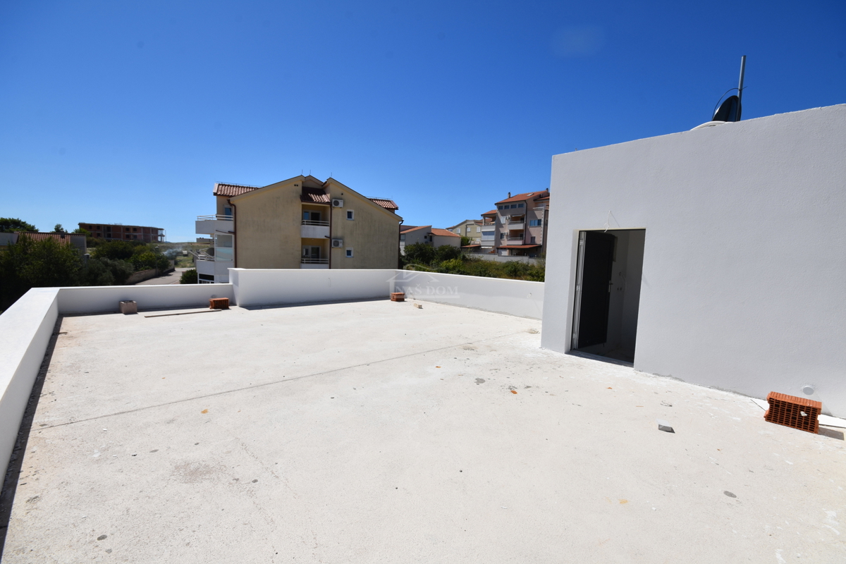 Vodice - Stanovanje S3 v prvem nadstropju s strešno teraso, pogled na morje