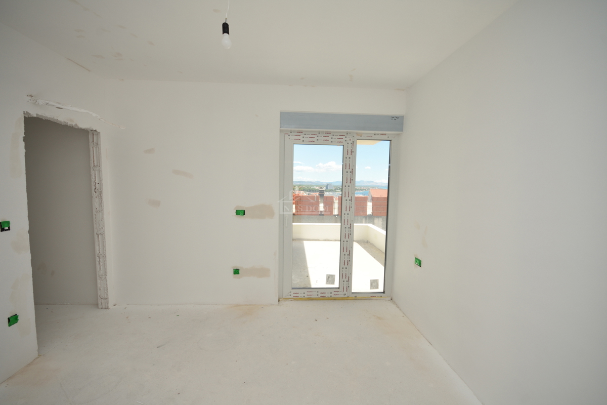 Vodice - Stanovanje S3 v prvem nadstropju s strešno teraso, pogled na morje