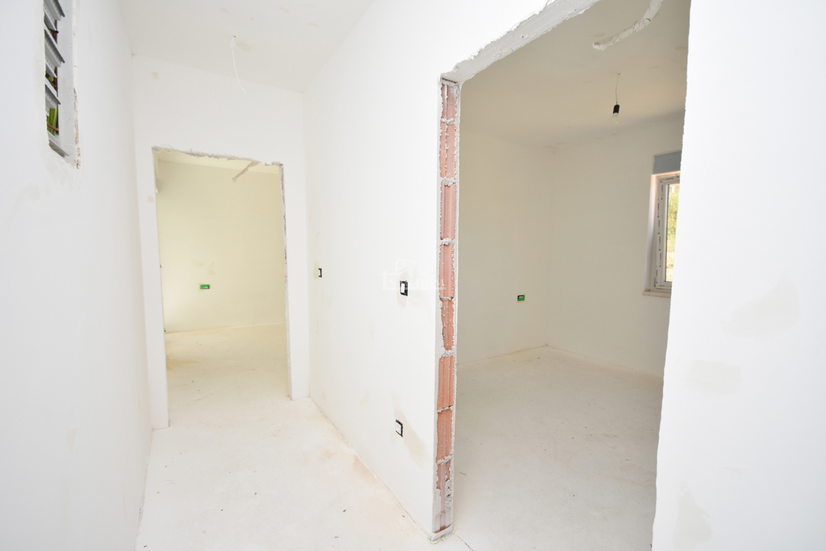 Vodice - Stanovanje S3 v prvem nadstropju s strešno teraso, pogled na morje