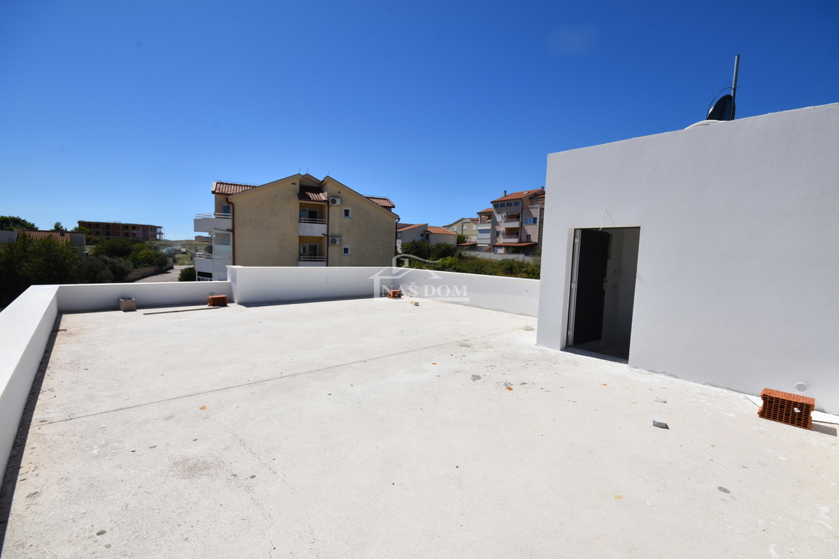 Vodice - Stanovanje S3 v prvem nadstropju s strešno teraso, pogled na morje