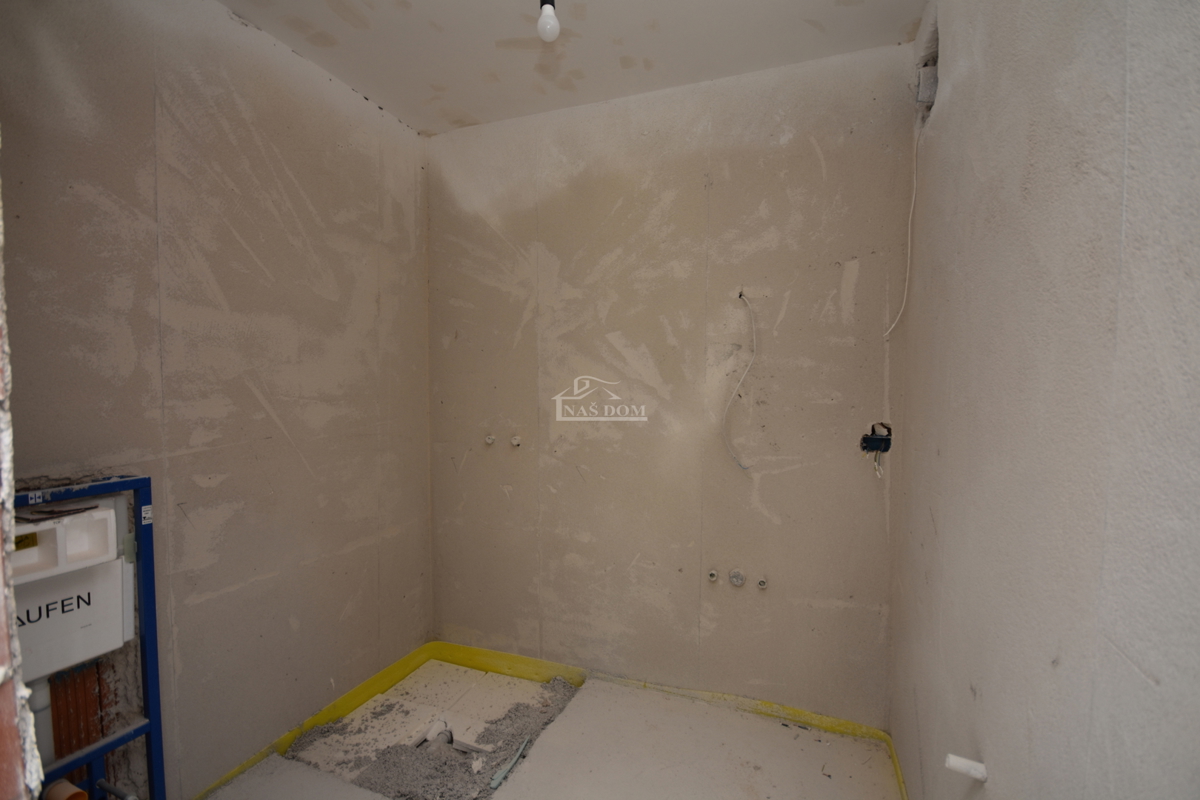 Vodice - Stanovanje S3 v prvem nadstropju s strešno teraso, pogled na morje