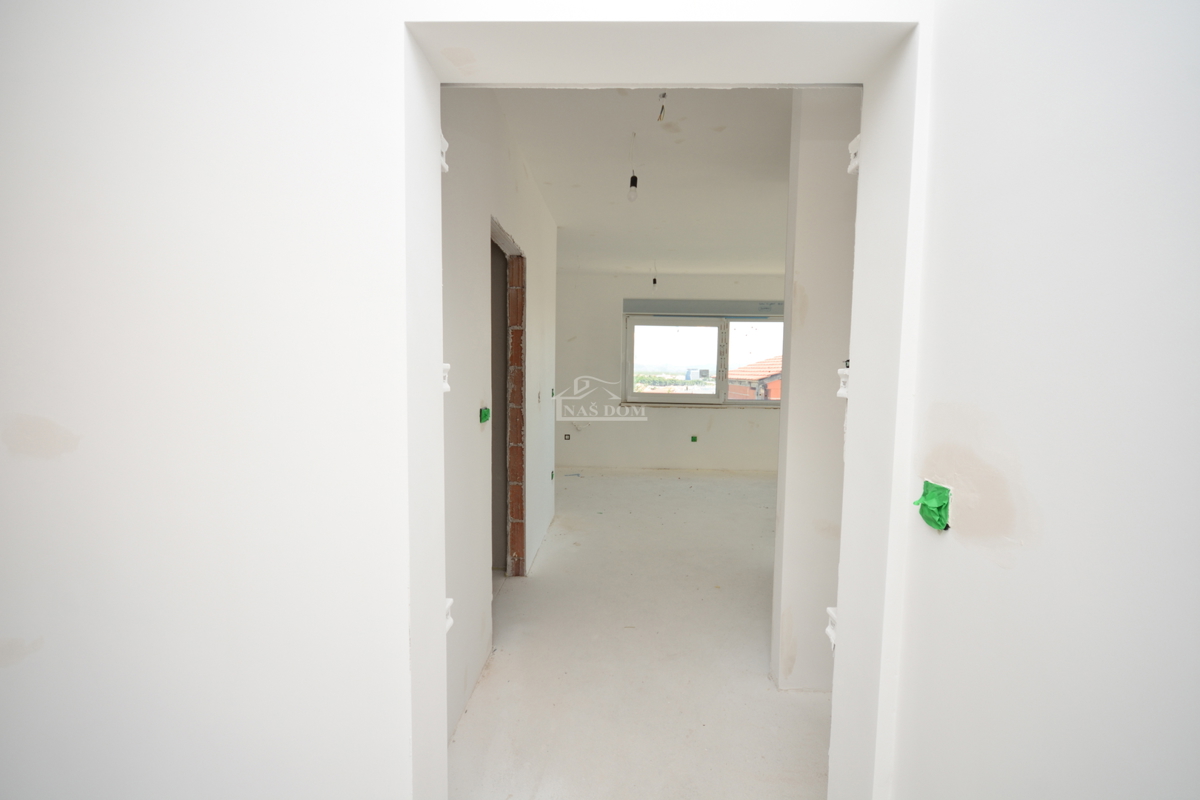 Vodice - Stanovanje S3 v prvem nadstropju s strešno teraso, pogled na morje