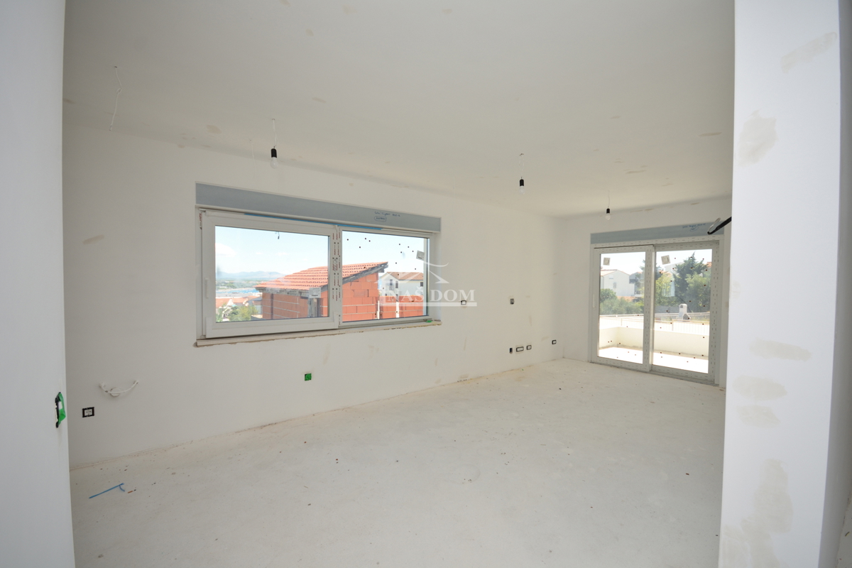 Vodice - Stanovanje S3 v prvem nadstropju s strešno teraso, pogled na morje