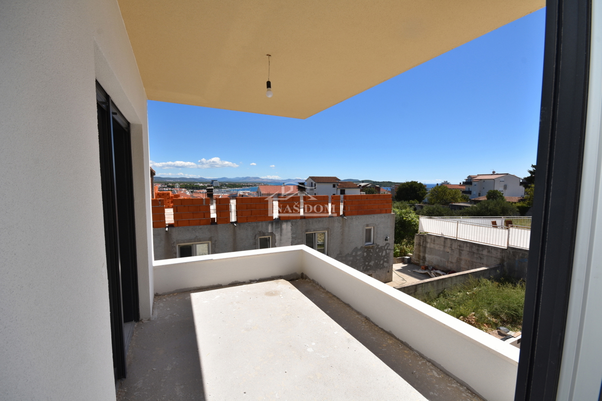 Vodice - Stanovanje S3 v prvem nadstropju s strešno teraso, pogled na morje