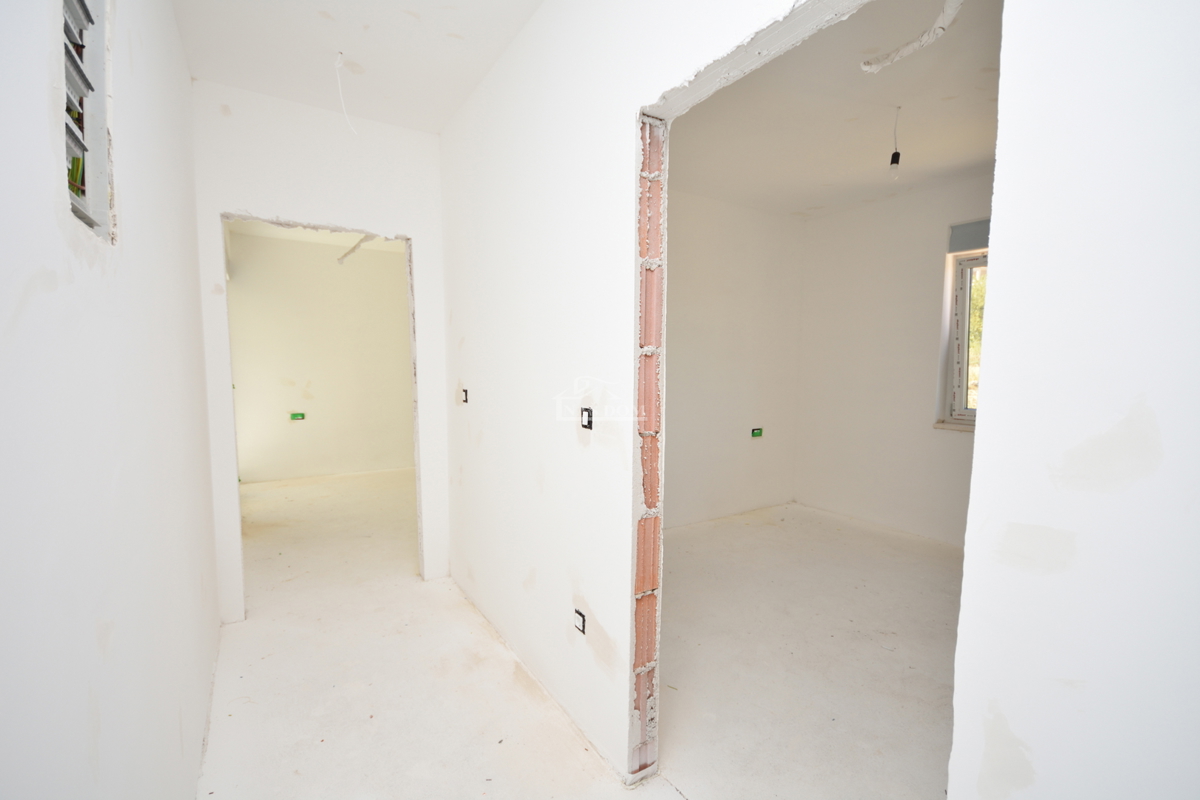 Vodice - Stanovanje S3 v prvem nadstropju s strešno teraso, pogled na morje