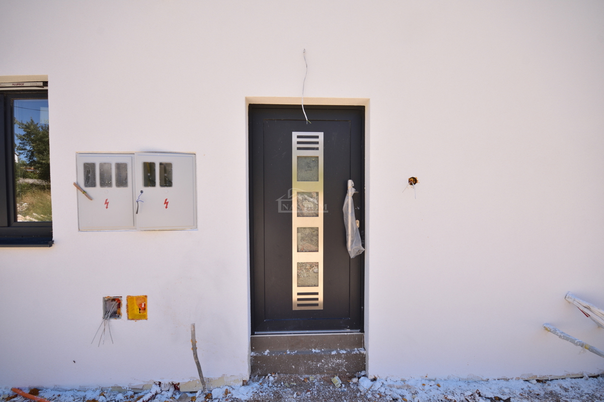 Vodice - Stanovanje S3 v prvem nadstropju s strešno teraso, pogled na morje