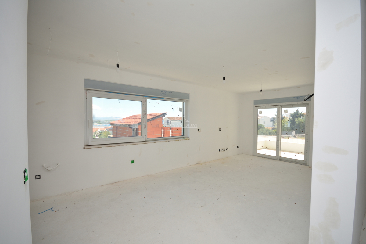 Vodice - Stanovanje S3 v prvem nadstropju s strešno teraso, pogled na morje