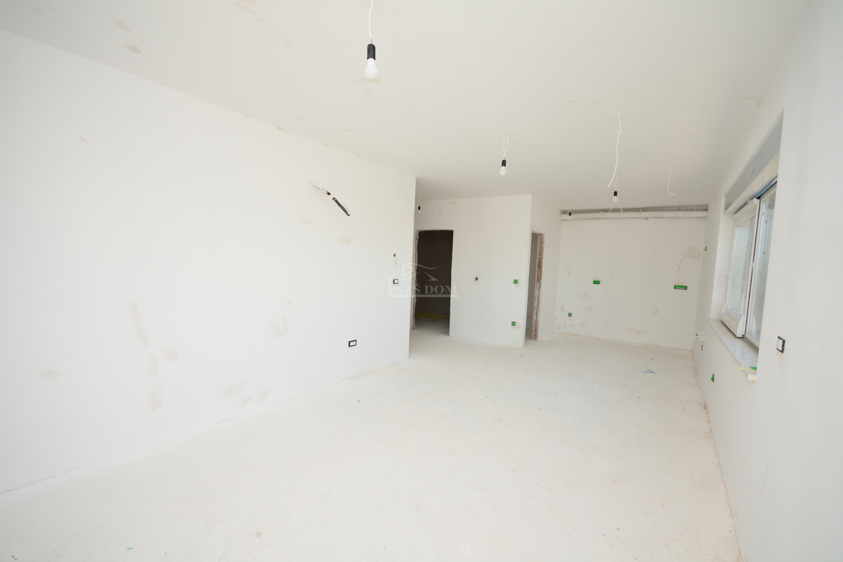 Vodice - Stanovanje S3 v prvem nadstropju s strešno teraso, pogled na morje