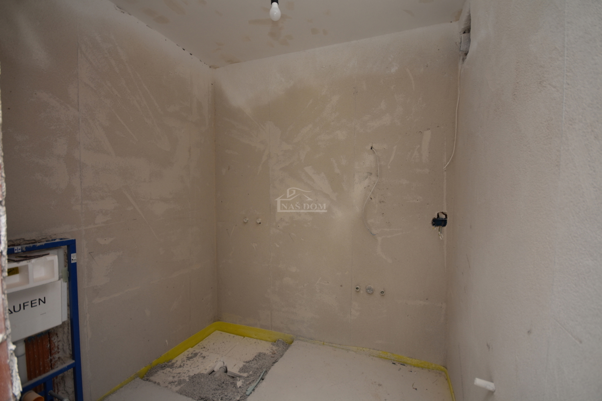 Vodice - Stanovanje S3 v prvem nadstropju s strešno teraso, pogled na morje