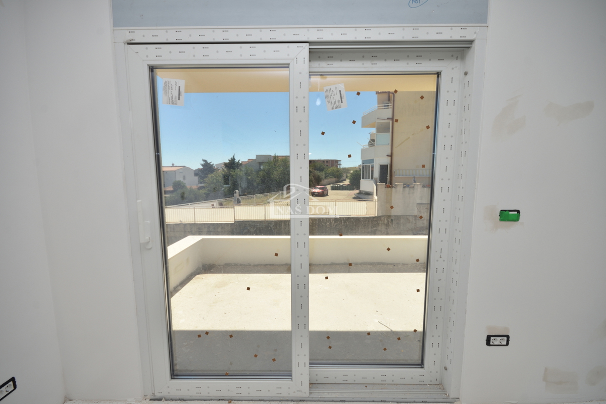 Vodice - Stanovanje S3 v prvem nadstropju s strešno teraso, pogled na morje