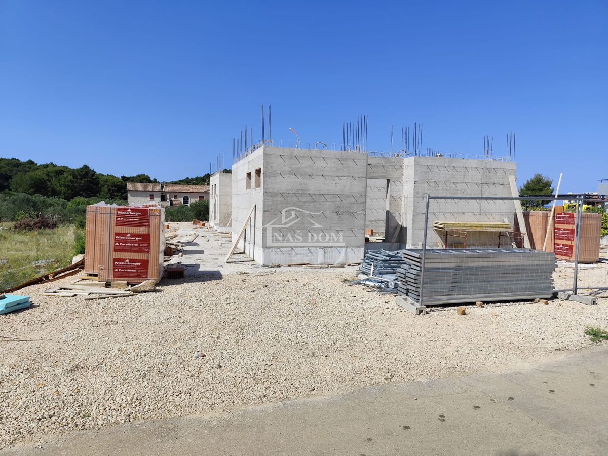 TRIBUNJ - NOVOGRADNJA S1 hiša z razgledom na morje, 300 m od plaže