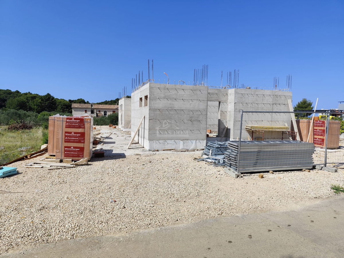 TRIBUNJ - NOVOGRADNJA S1 hiša z razgledom na morje, 300 m od plaže