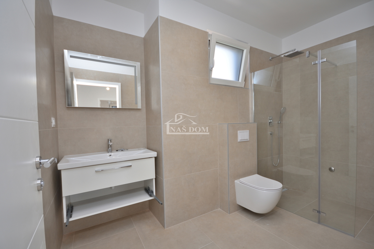 Vodice - Luksuzna hiša s 3 stanovanji, le 150 m od plaže