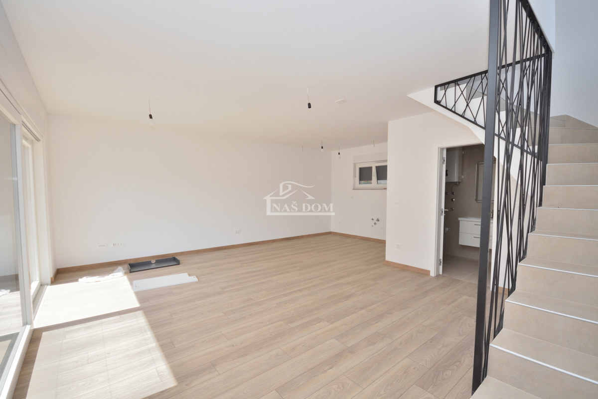 Vodice - Luksuzna hiša s 3 stanovanji, le 150 m od plaže