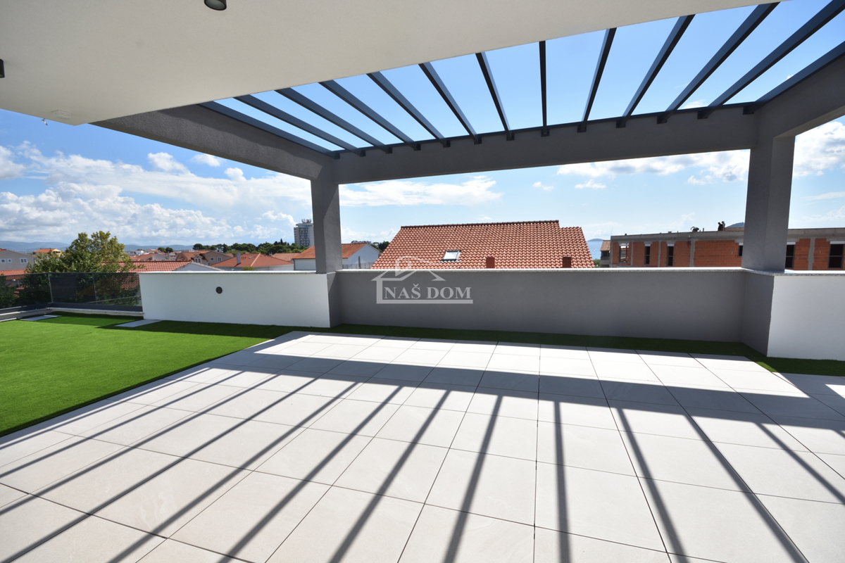 Vodice - Luksuzna hiša s 3 stanovanji, le 150 m od plaže