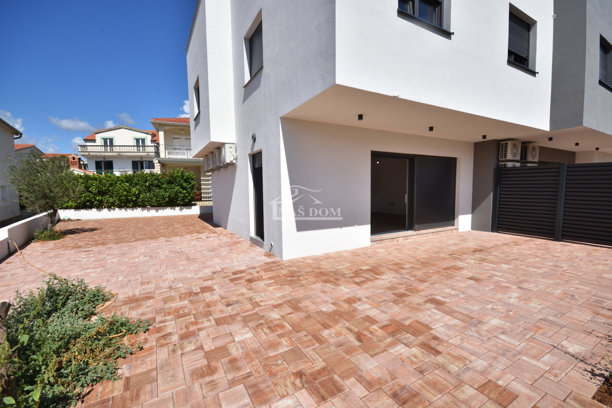 Vodice - Luksuzna hiša s 3 stanovanji, le 150 m od plaže