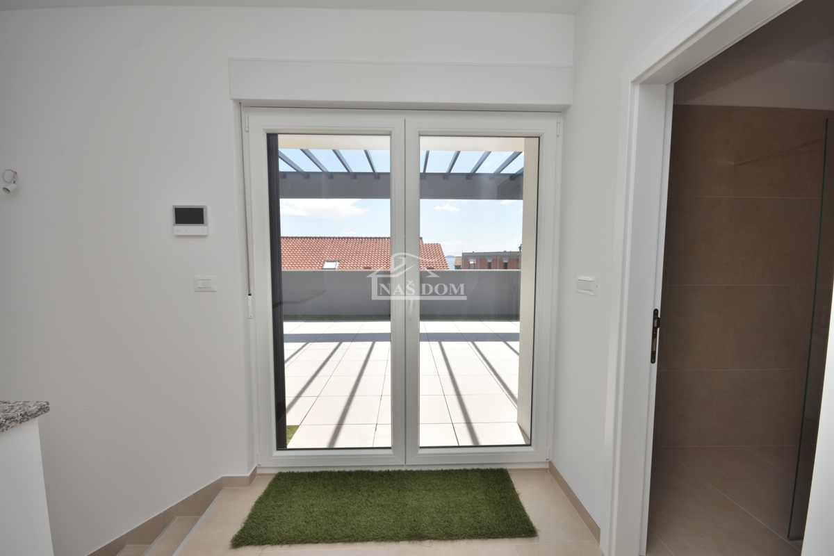 Vodice - Luksuzna hiša s 3 stanovanji, le 150 m od plaže