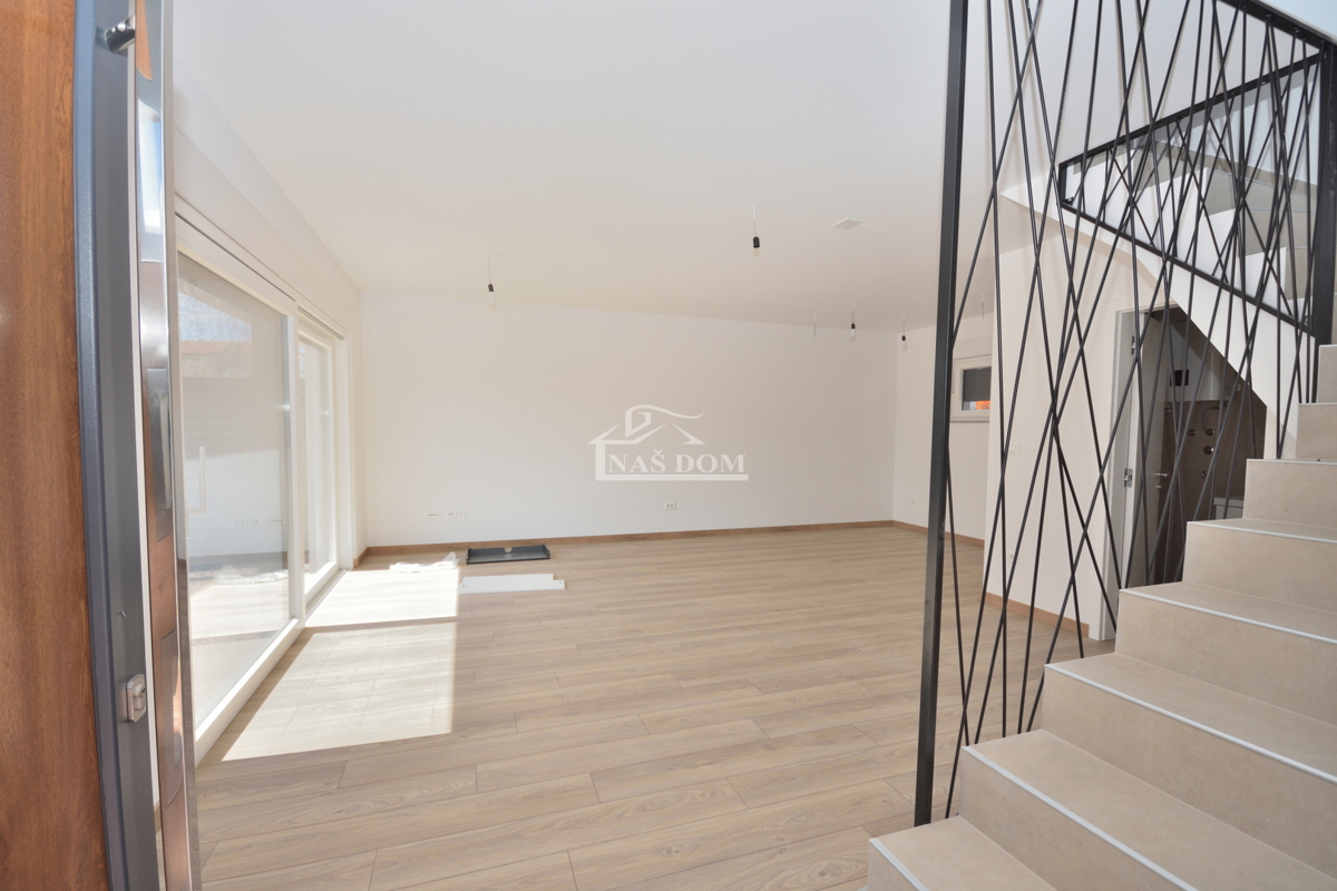 Vodice - Luksuzna hiša s 3 stanovanji, le 150 m od plaže