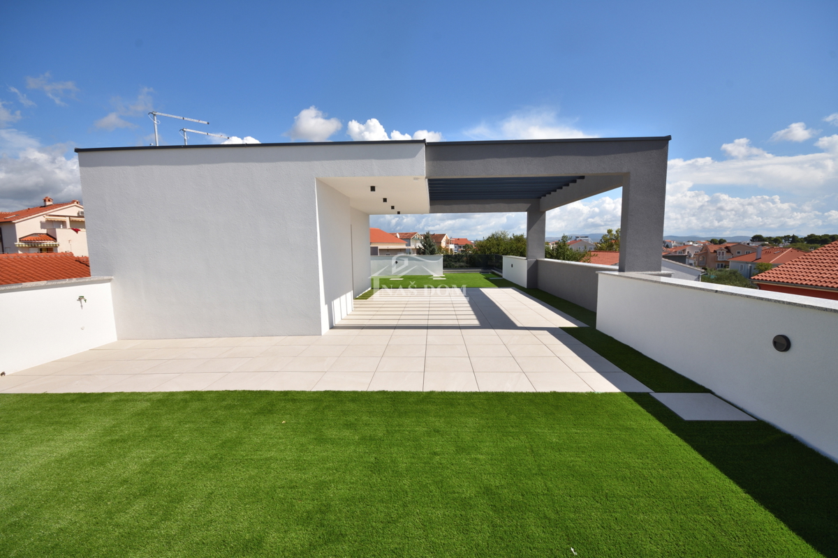 Vodice - Luksuzna hiša s 3 stanovanji, le 150 m od plaže