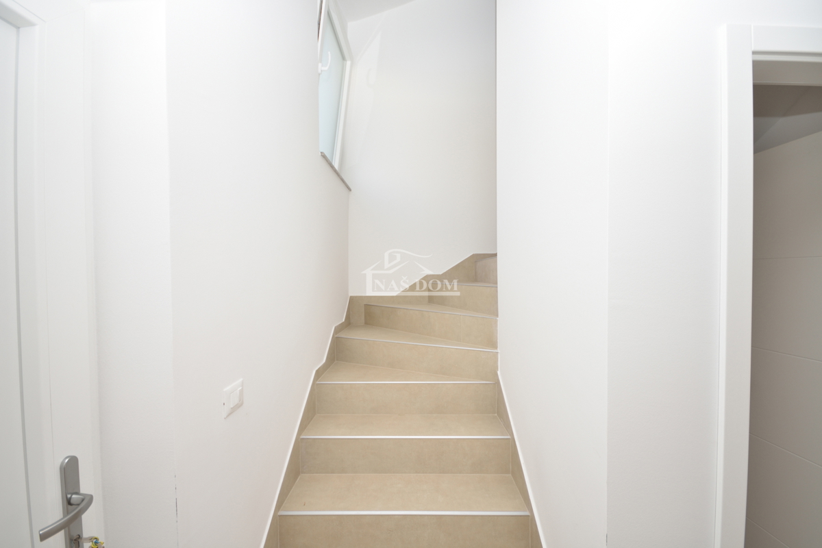 Vodice - Luksuzna hiša s 3 stanovanji, le 150 m od plaže