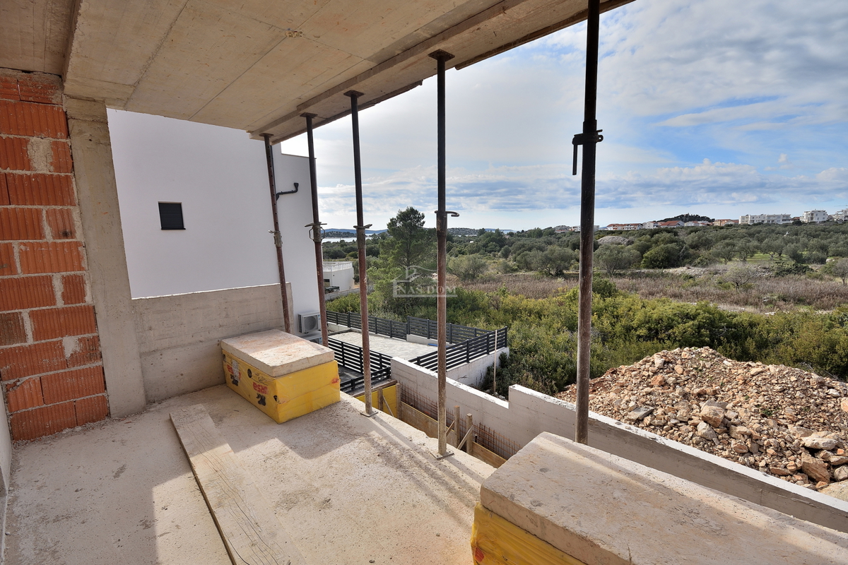 Vodice - NOVOGRADNJA - stanovanja z razgledom na morje, 400 m od plaže