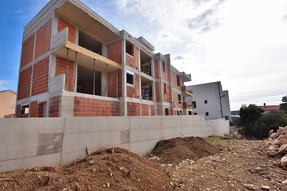 Vodice - NOVOGRADNJA - stanovanja z razgledom na morje, 400 m od plaže