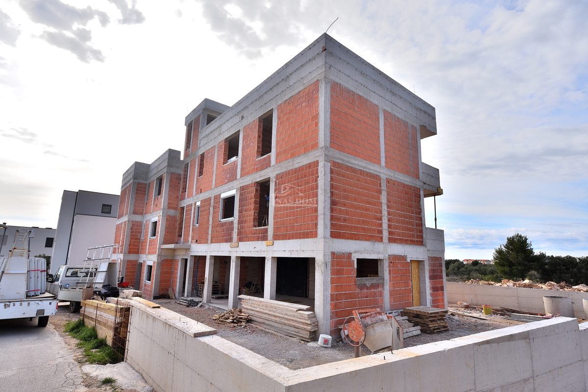 Vodice - NOVOGRADNJA - stanovanja z razgledom na morje, 400 m od plaže