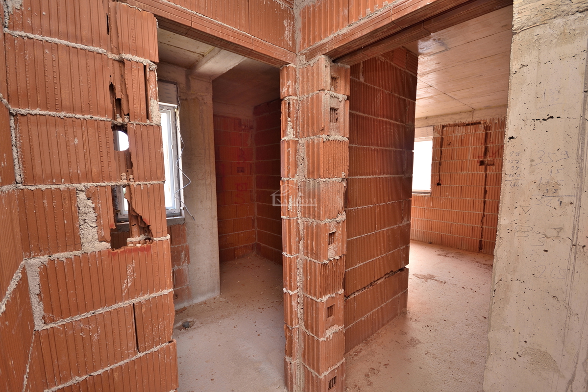 Vodice - NOVOGRADNJA - stanovanja z razgledom na morje, 400 m od plaže