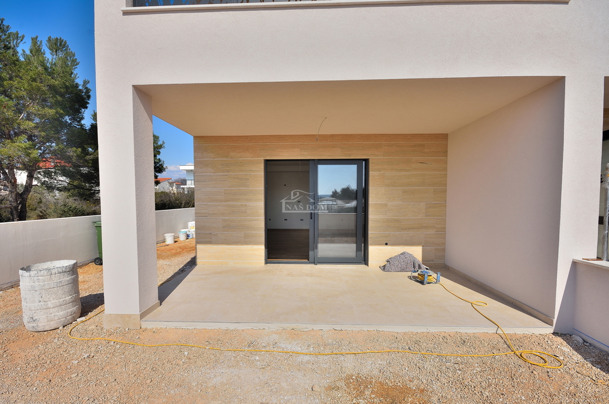 Vodice - stanovanje z vrtom na mirni lokaciji