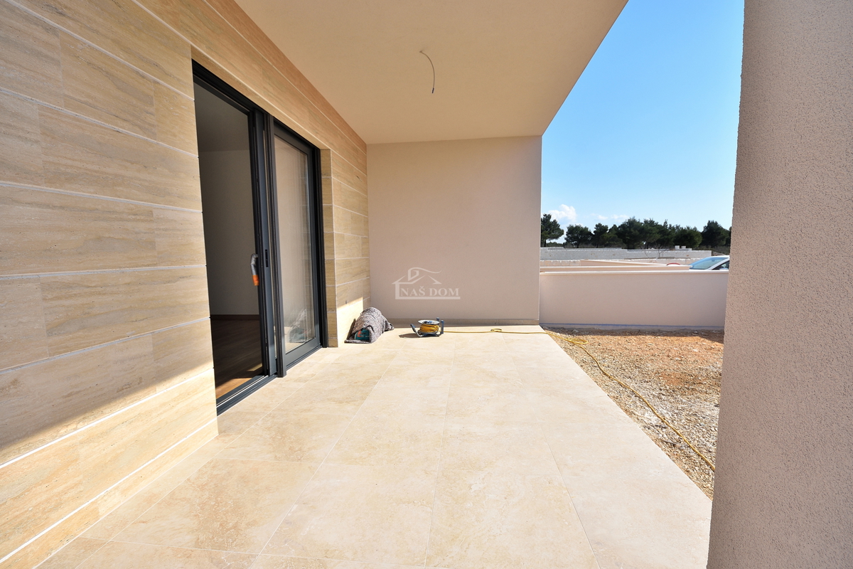 Vodice - stanovanje z vrtom na mirni lokaciji