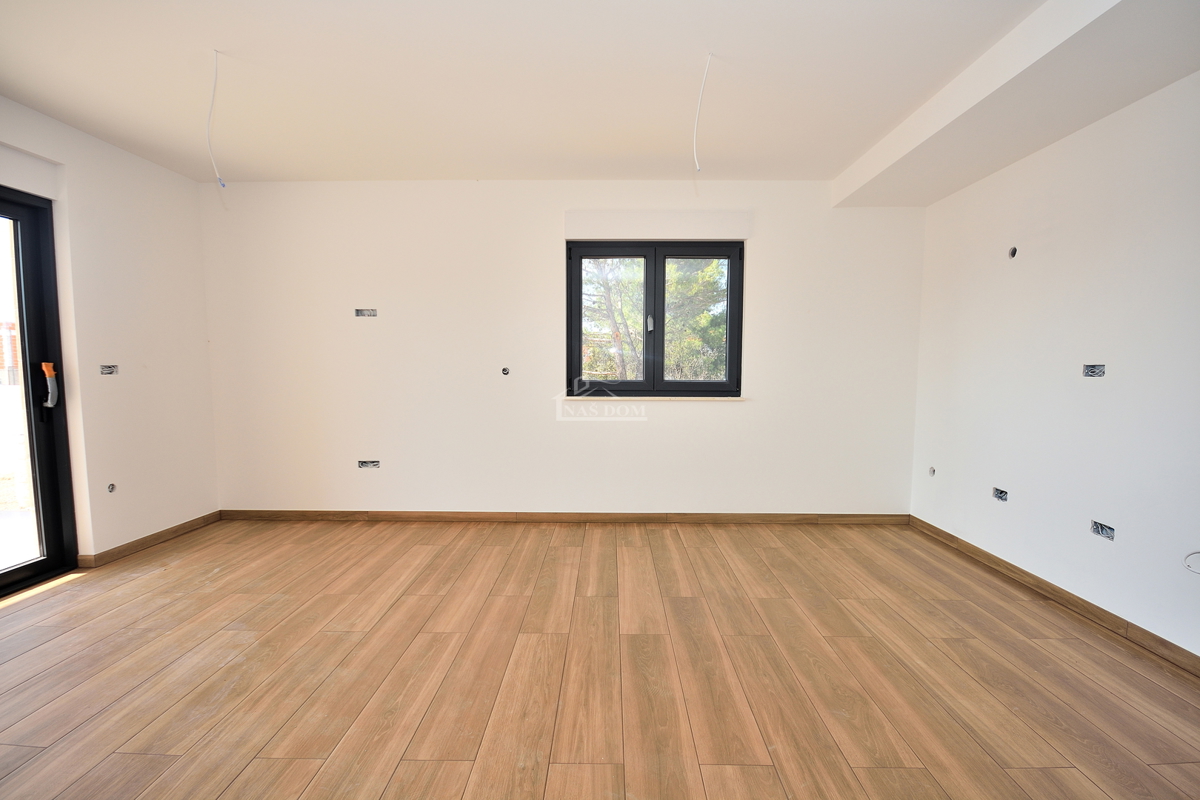 Vodice - stanovanje z vrtom na mirni lokaciji