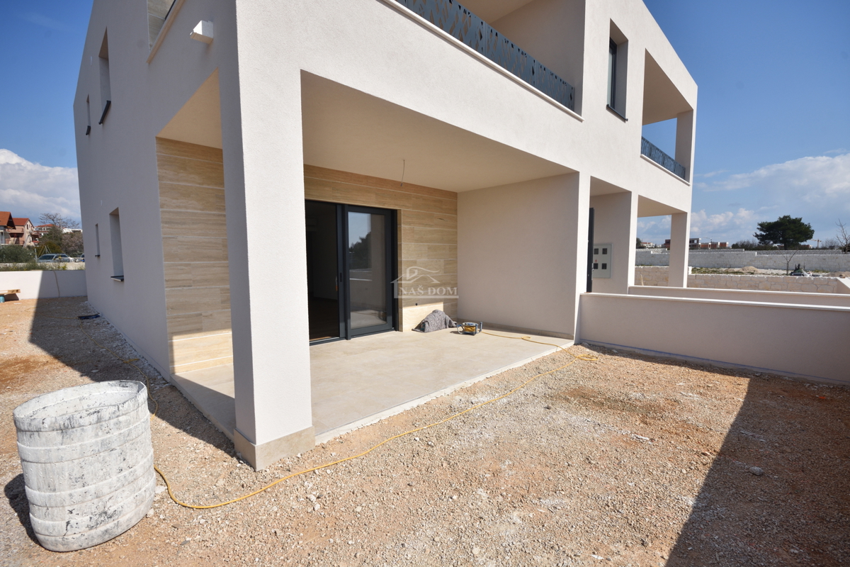 Vodice - stanovanje z vrtom na mirni lokaciji