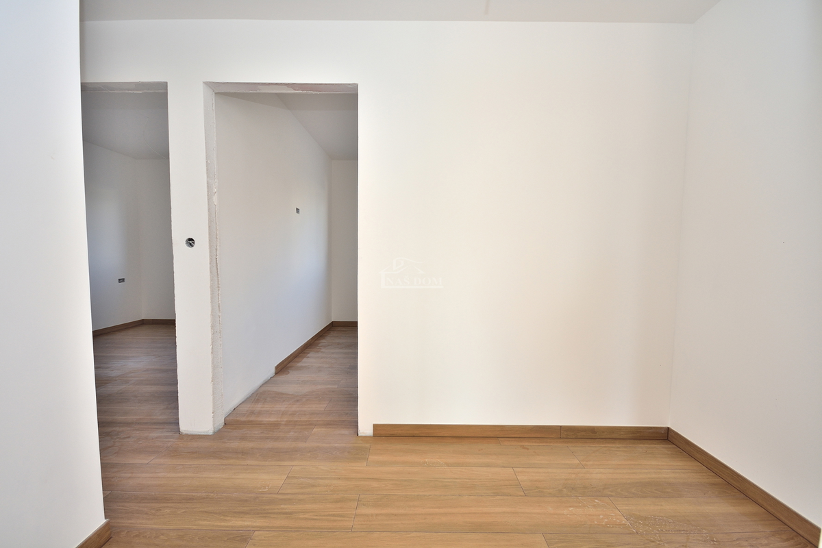 Vodice - stanovanje z vrtom na mirni lokaciji