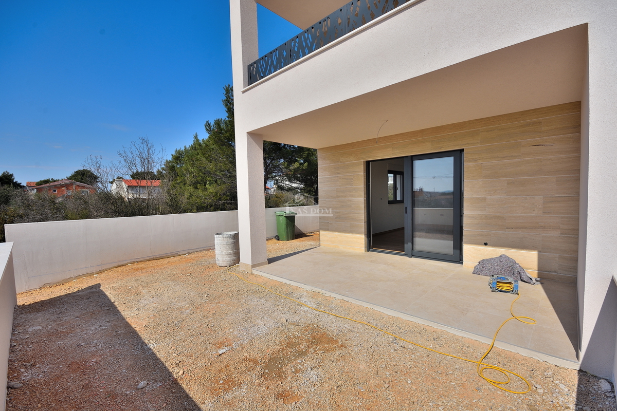 Vodice - stanovanje z vrtom na mirni lokaciji