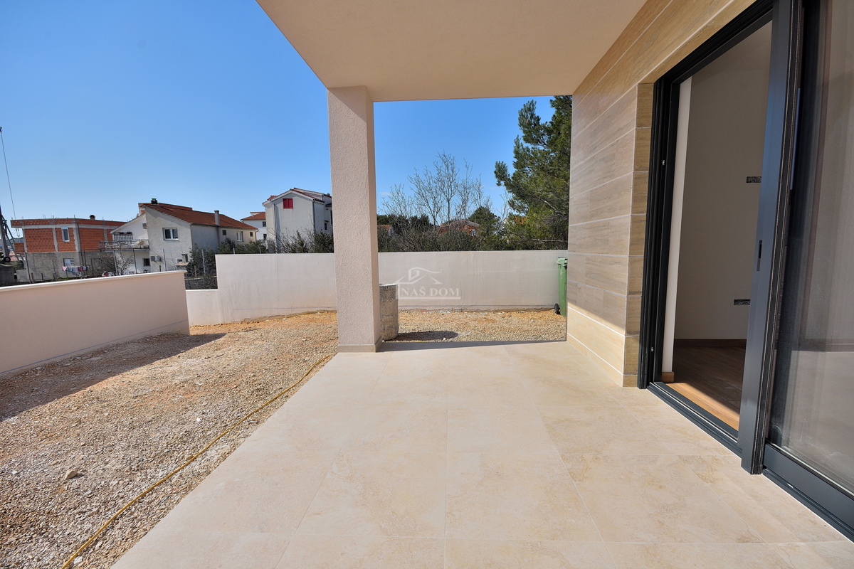 Vodice - stanovanje z vrtom na mirni lokaciji