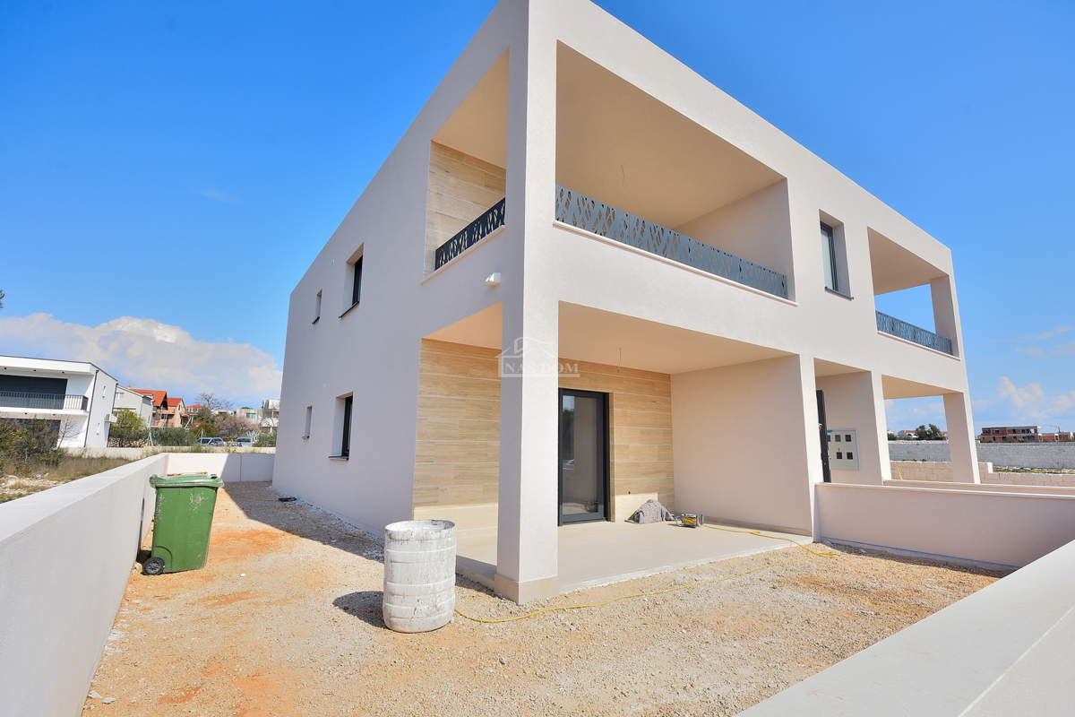 Vodice - stanovanje z vrtom na mirni lokaciji