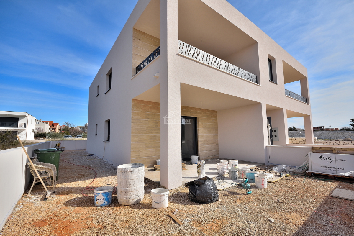 Vodice - stanovanje z vrtom na mirni lokaciji