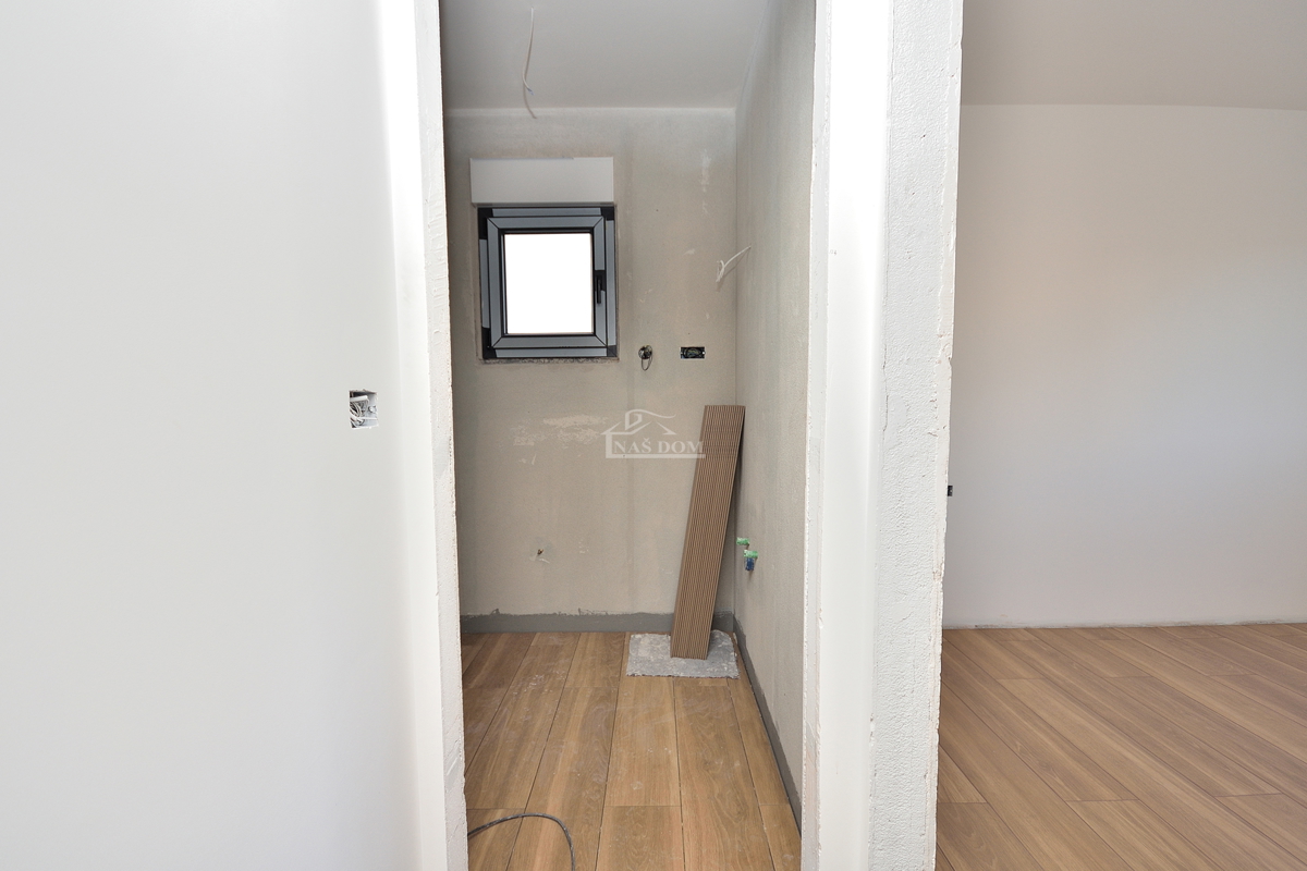 Vodice - stanovanje z vrtom na mirni lokaciji