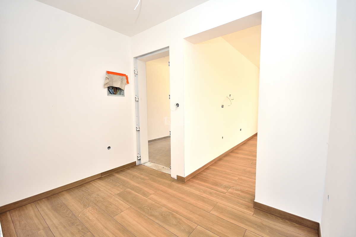 Vodice - stanovanje z vrtom na mirni lokaciji