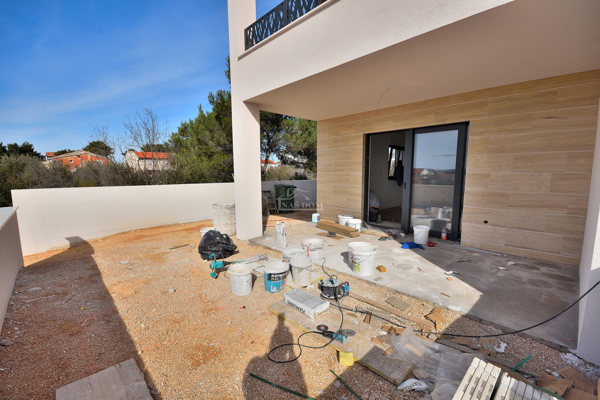 Vodice - stanovanje z vrtom na mirni lokaciji