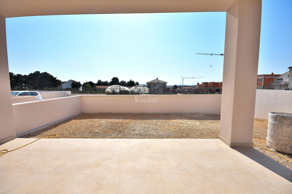 Vodice - stanovanje z vrtom na mirni lokaciji