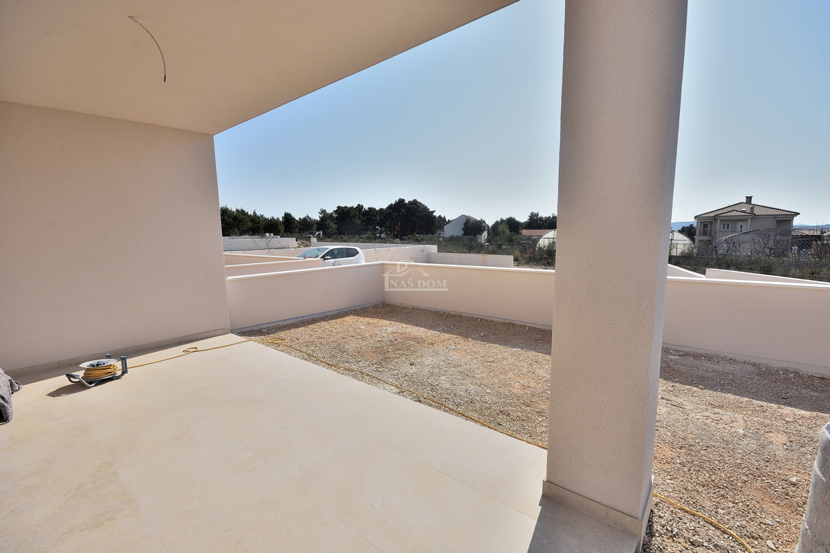 Vodice - stanovanje z vrtom na mirni lokaciji