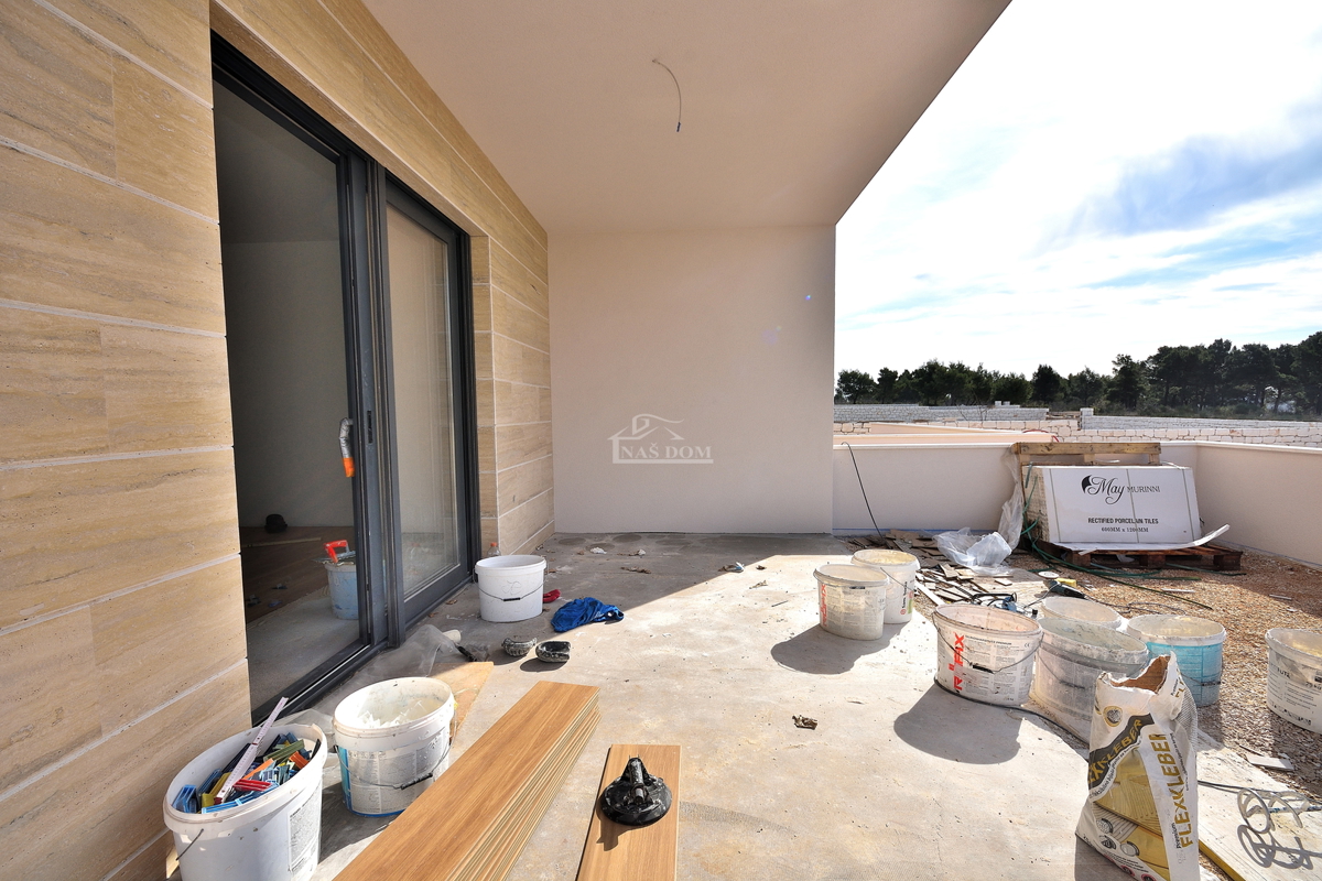 Vodice - stanovanje z vrtom na mirni lokaciji