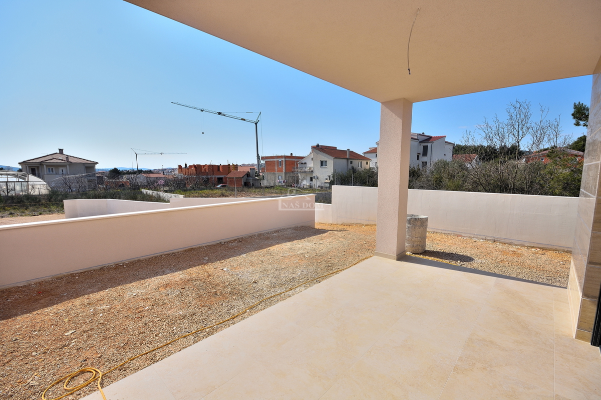 Vodice - stanovanje z vrtom na mirni lokaciji