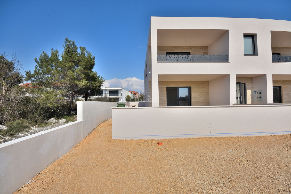 Vodice - stanovanje z vrtom na mirni lokaciji